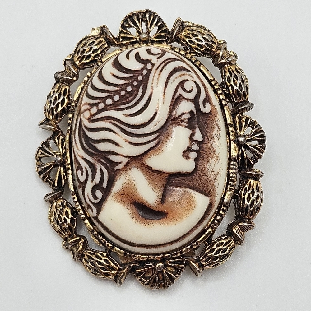 VINTAGE Carved Oval Cameo Gold Tone Filigree Brooch Pin